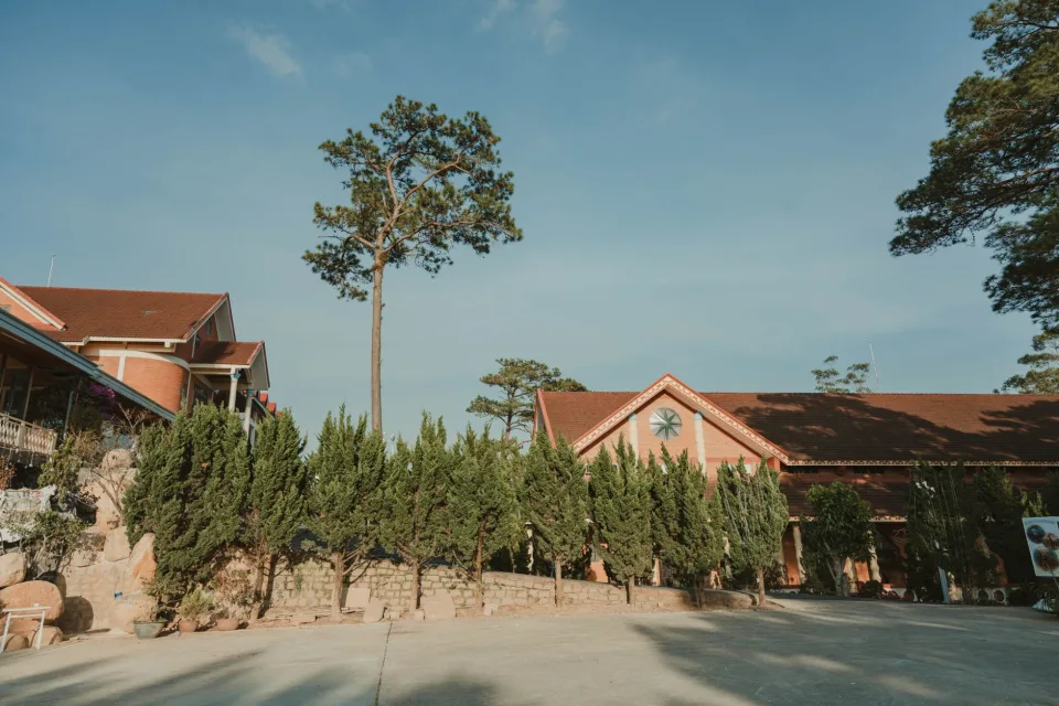 Chủ nhà và nhân viên
