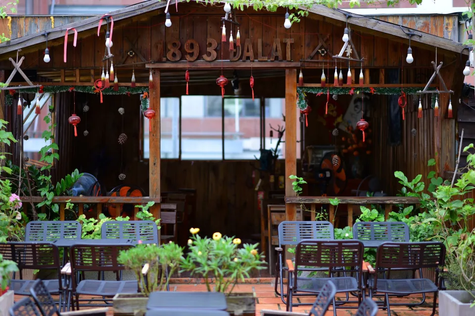 Chủ nhà và nhân viên